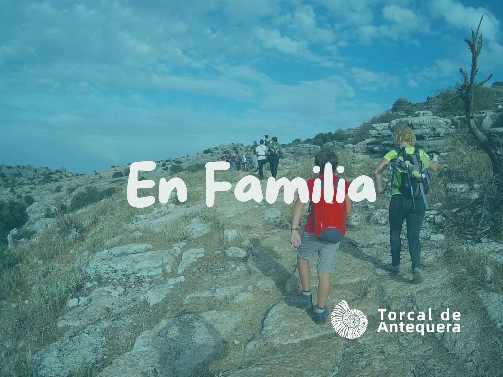 Familia recorriendo un sendero del Torcal de Antequera